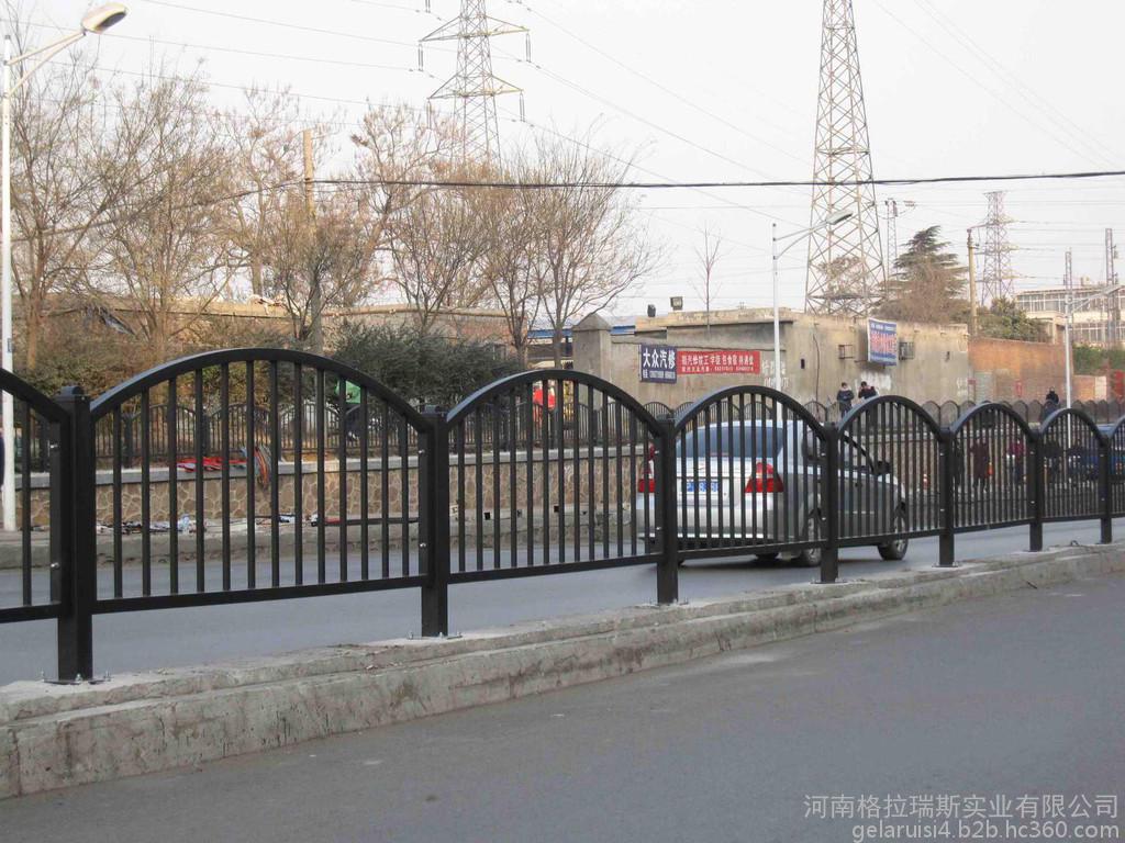 【铁艺护栏】铁艺护栏会生锈吗 铁艺围栏如何保养？